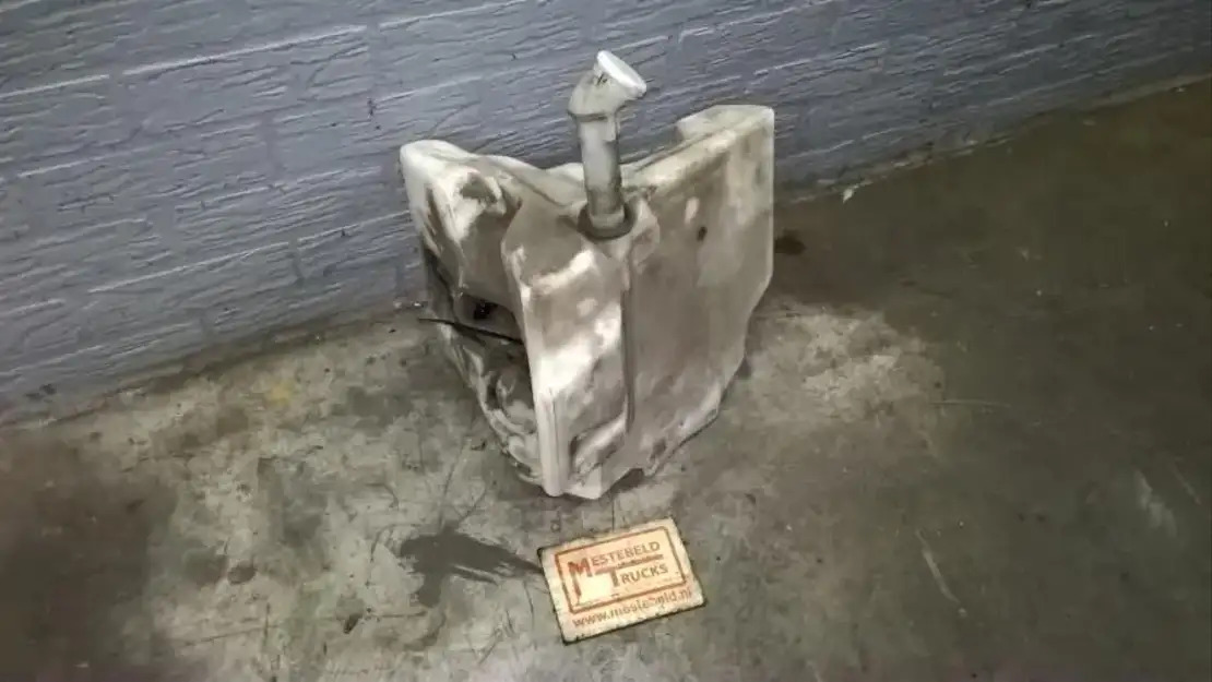 Mercedes-Benz Ruitenwisservloeistofreservoir - Hytt och interiör för Lastbil: bild 1 Mercedes-Benz Ruitenwisservloeistofreservoir - Hytt och interiör för Lastbil: bild 1