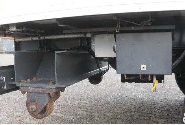 Sommer 2-Achser, elektr. Rolltor, BPW, 11.000mm lang - Skåp semitrailer: bild 5 Sommer 2-Achser, elektr. Rolltor, BPW, 11.000mm lang - Skåp semitrailer: bild 5