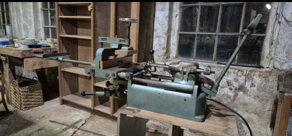 Mortaiseuse RAPID – en parfait état de fonctionnement - Träbearbetningsmaskin: bild 1 Mortaiseuse RAPID – en parfait état de fonctionnement - Träbearbetningsmaskin: bild 1