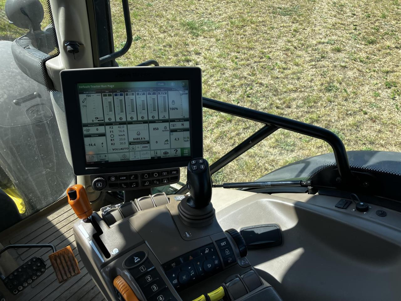 Traktor John Deere 6215R: bild 8 Traktor John Deere 6215R: bild 8