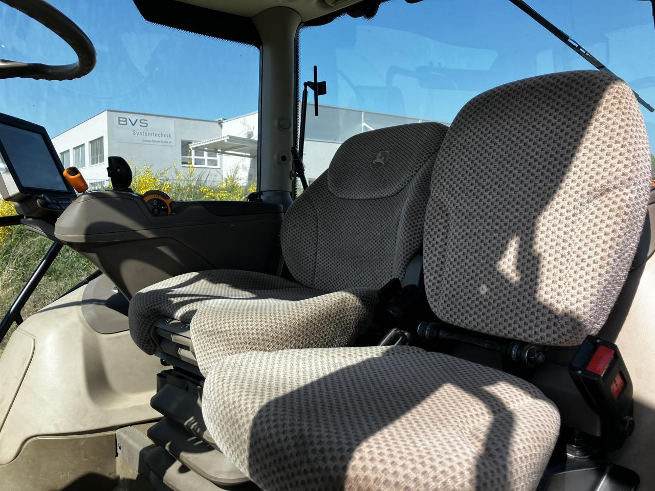 Traktor John Deere 6215R: bild 6 Traktor John Deere 6215R: bild 6