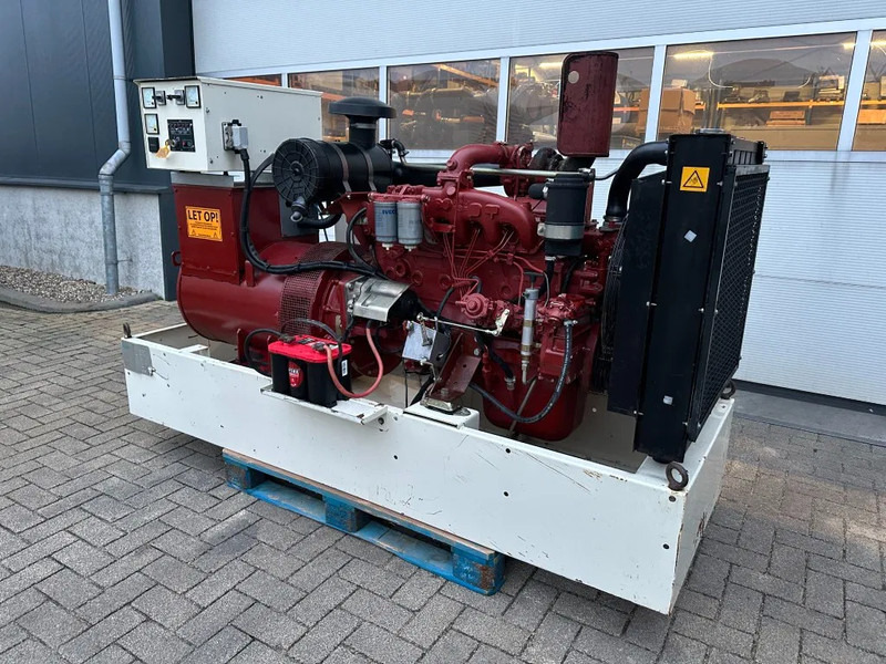 Iveco 8061 SI 07.05 A 550 Marelli 100 kVA noodstroom generatorset - Elgenerator: bild 2 Iveco 8061 SI 07.05 A 550 Marelli 100 kVA noodstroom generatorset - Elgenerator: bild 2
