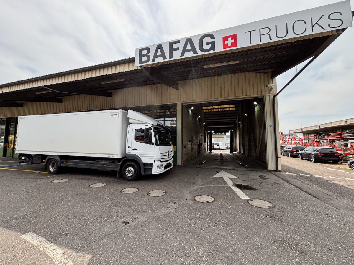 MERCEDES Atego 1530 - Lastbil med skåp: bild 2 MERCEDES Atego 1530 - Lastbil med skåp: bild 2