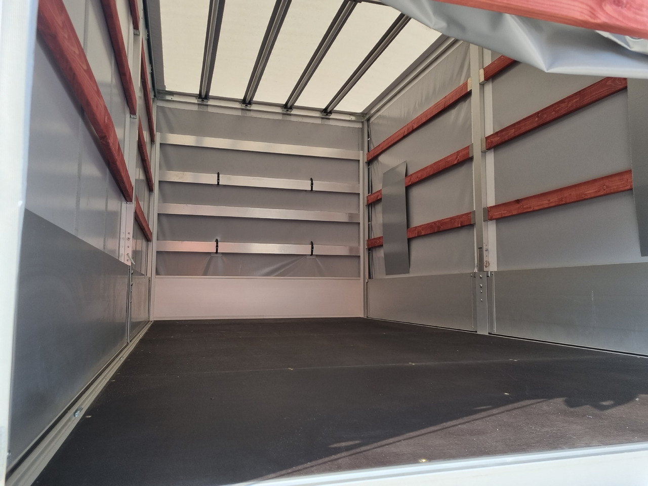 Renault Master 170 8 Pal Dachspoiler - Transportbil med kapell: bild 3 Renault Master 170 8 Pal Dachspoiler - Transportbil med kapell: bild 3