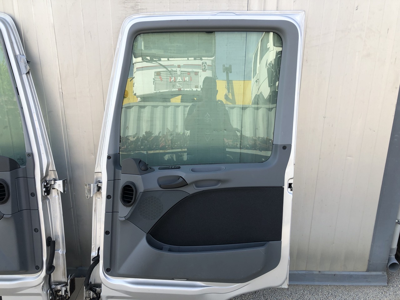 DOOR ACTROS MP2-3 LEFT AND RIGHT MEGA SPACE CAB - Dörr och reservdelar för Lastbil: bild 3 DOOR ACTROS MP2-3 LEFT AND RIGHT MEGA SPACE CAB - Dörr och reservdelar för Lastbil: bild 3