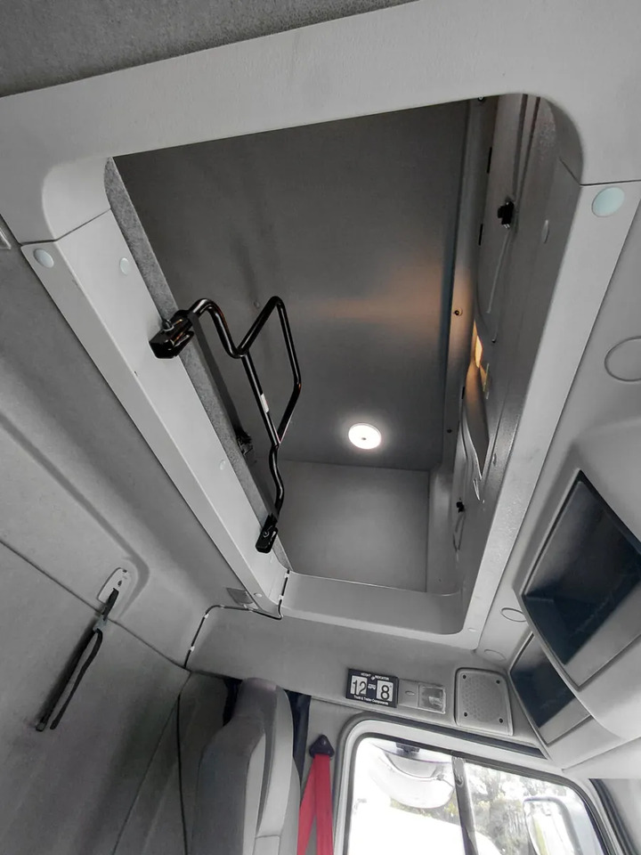 2017 Renault D12 4×2 Double Sleeper Curtainsider - Kapellbil: bild 3 2017 Renault D12 4×2 Double Sleeper Curtainsider - Kapellbil: bild 3