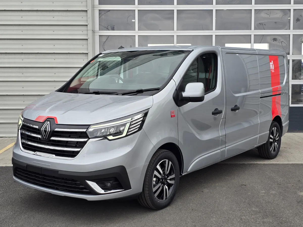 NEW Renault Trafic Exclusive 170BHP/150BHP Auto Highland Silver - Skåpbil: bild 2 NEW Renault Trafic Exclusive 170BHP/150BHP Auto Highland Silver - Skåpbil: bild 2