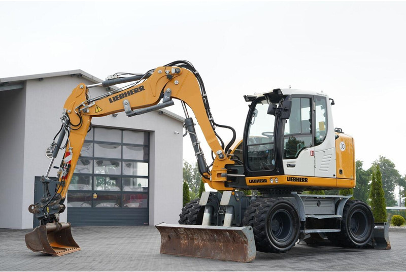 Liebherr 910 COMPACT LITRONIC / KOPARKA KOŁOWA / KLIMATYZACJA / KAMERA - Grävmaskin på däck: bild 1 Liebherr 910 COMPACT LITRONIC / KOPARKA KOŁOWA / KLIMATYZACJA / KAMERA - Grävmaskin på däck: bild 1