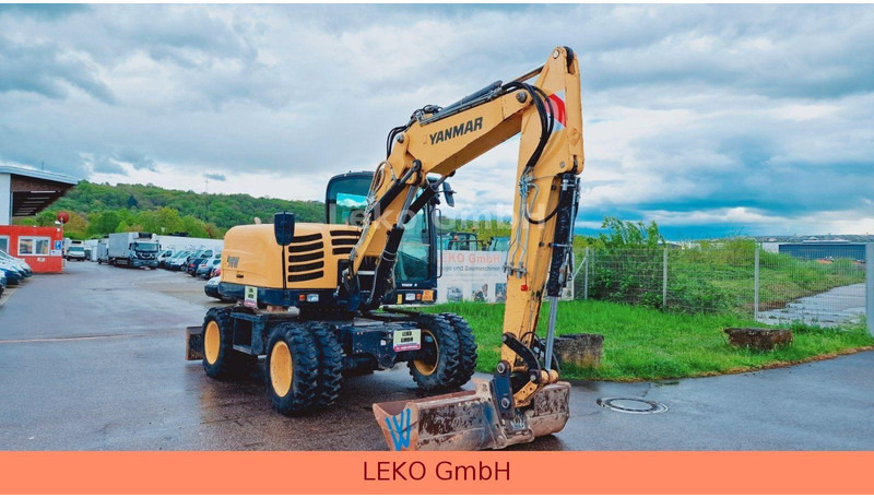 Yanmar B 95W Mit Drei Löffeln und Ein Hammer - Grävmaskin på däck: bild 1 Yanmar B 95W Mit Drei Löffeln und Ein Hammer - Grävmaskin på däck: bild 1