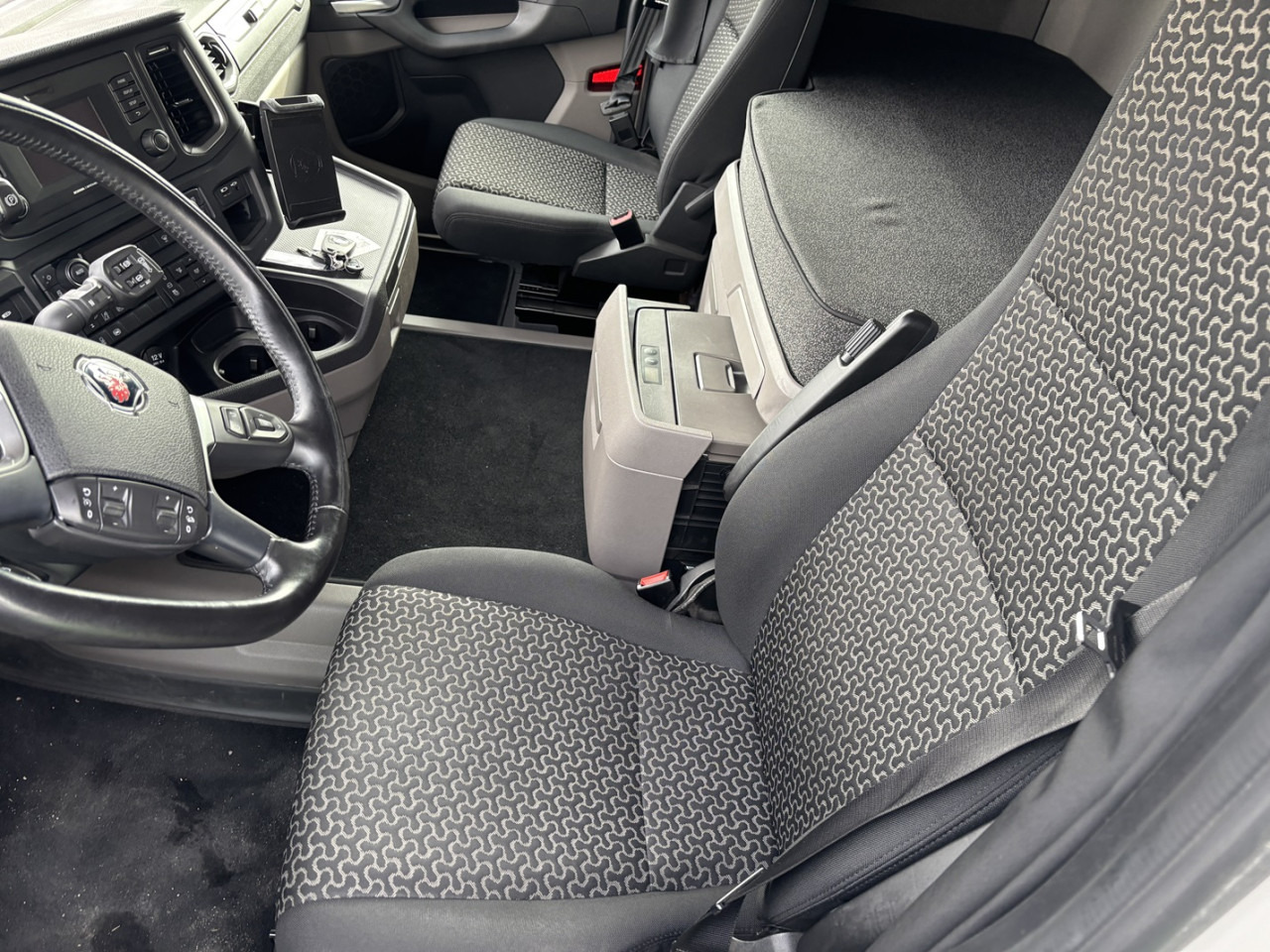 Dragbil SCANIA R 460 A4x2NA: bild 9