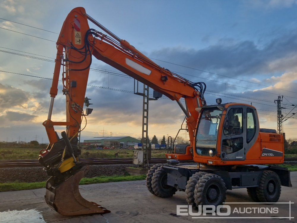 2010 Doosan DX170W - Grävmaskin på däck: bild 1 2010 Doosan DX170W - Grävmaskin på däck: bild 1