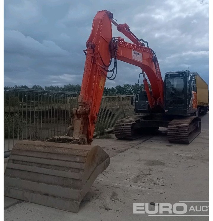 2016 Hitachi ZX210LC-5B - Bandgrävare: bild 1 2016 Hitachi ZX210LC-5B - Bandgrävare: bild 1