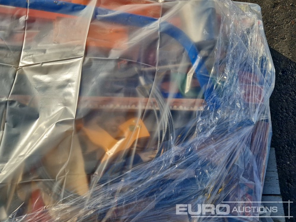 Entreprenadutrustning Pallet of Hand Tools, Cables, Saws, Stapler, Blades: bild 6