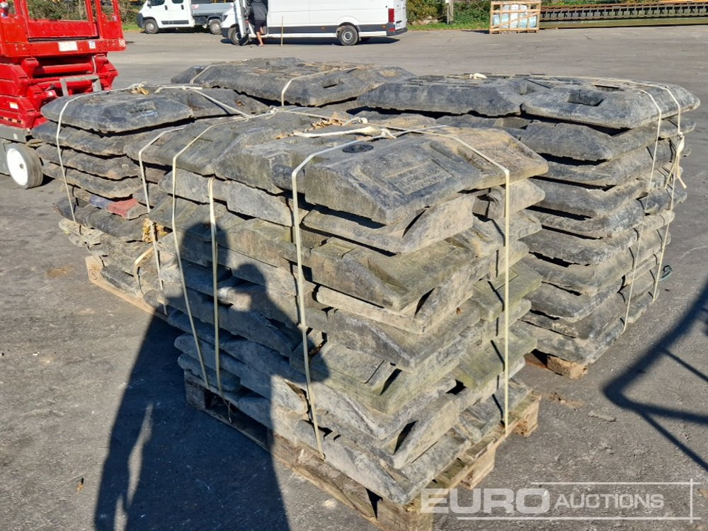 Pallet of Safety Barrier Rubber Blocks (4 of) - Entreprenadutrustning: bild 4 Pallet of Safety Barrier Rubber Blocks (4 of) - Entreprenadutrustning: bild 4