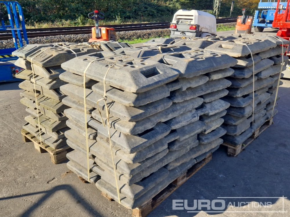 Pallet of Safety Barrier Rubber Blocks (4 of) - Entreprenadutrustning: bild 1 Pallet of Safety Barrier Rubber Blocks (4 of) - Entreprenadutrustning: bild 1