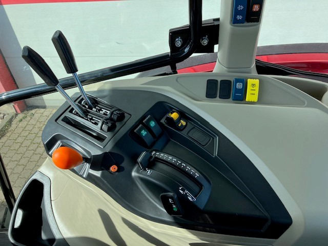 Massey Ferguson 5712 M 4WD Cab Essential - Traktor: bild 4 Massey Ferguson 5712 M 4WD Cab Essential - Traktor: bild 4