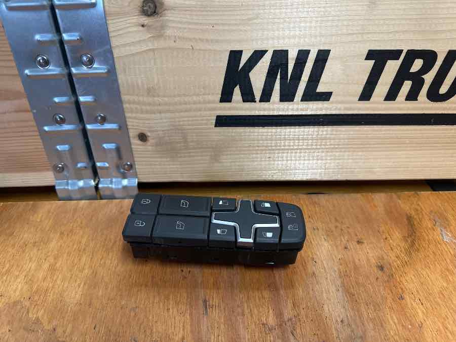 VOLVO CONTROL PANEL 22154235 - Elektriskt system för Lastbil: bild 1 VOLVO CONTROL PANEL 22154235 - Elektriskt system för Lastbil: bild 1