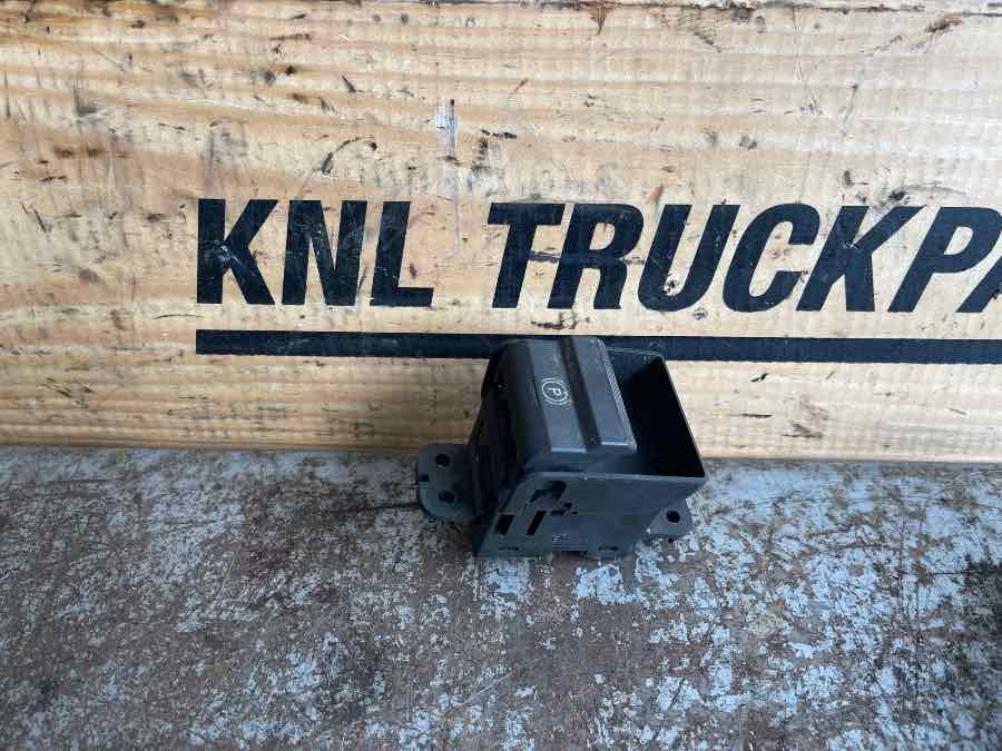 VOLVO HANDBRAKE SWITCH 23126245 - Elektriskt system för Lastbil: bild 1 VOLVO HANDBRAKE SWITCH 23126245 - Elektriskt system för Lastbil: bild 1