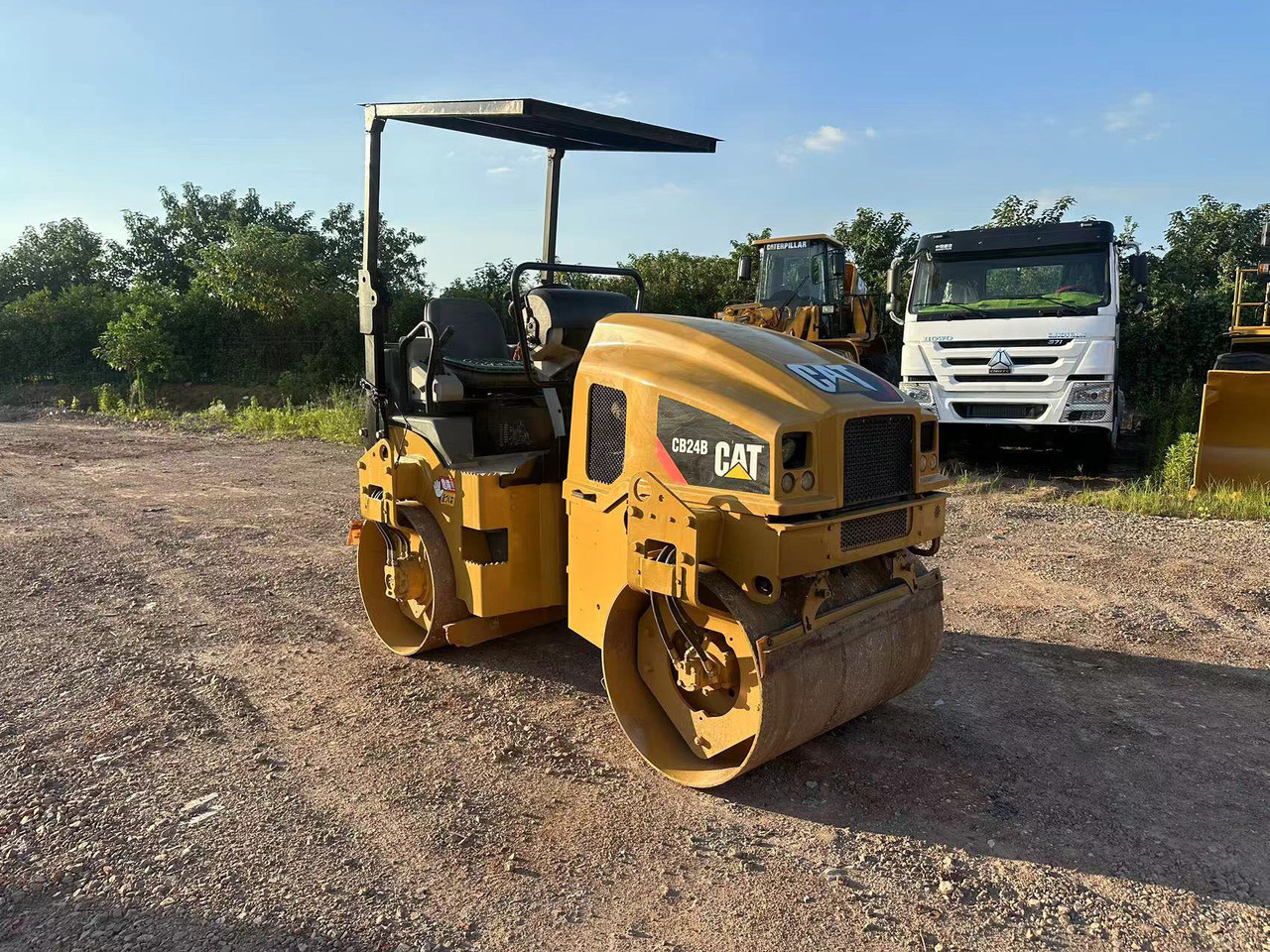 CATERPILLAR CB24B - Vält: bild 2 CATERPILLAR CB24B - Vält: bild 2