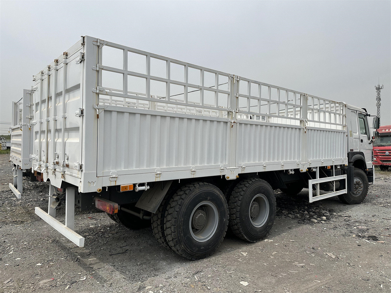 SINOTRUK HOWO 371 Cargo truck - Djurtransport lastbil: bild 4 SINOTRUK HOWO 371 Cargo truck - Djurtransport lastbil: bild 4