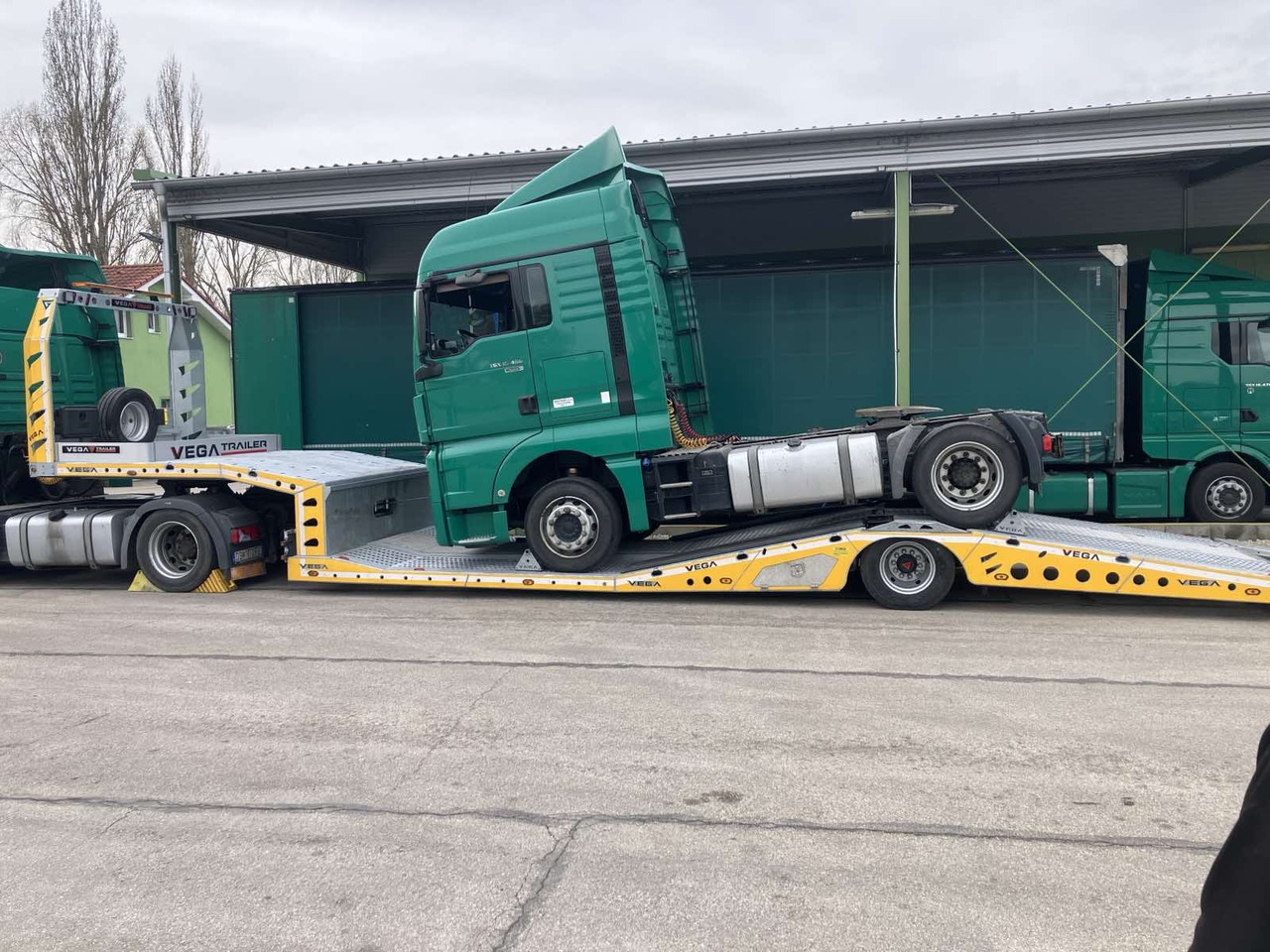 1 AXLE ARLA TRUCK CARRIER - Biltransportbil semitrailer: bild 2 1 AXLE ARLA TRUCK CARRIER - Biltransportbil semitrailer: bild 2