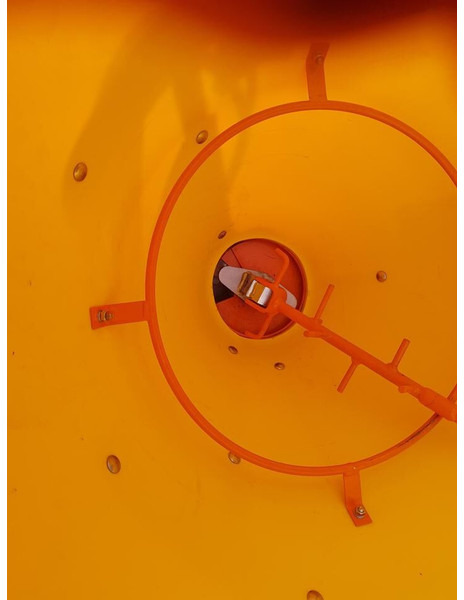 Pronar PS250M - Sand-/ Saltspridare: bild 2 Pronar PS250M - Sand-/ Saltspridare: bild 2