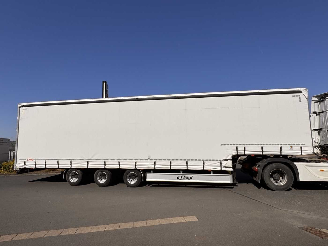 Fliegl SDS 350 Schiebeplane+Verdeck XL SAF 20.900Km - Låg lastare semitrailer: bild 3 Fliegl SDS 350 Schiebeplane+Verdeck XL SAF 20.900Km - Låg lastare semitrailer: bild 3