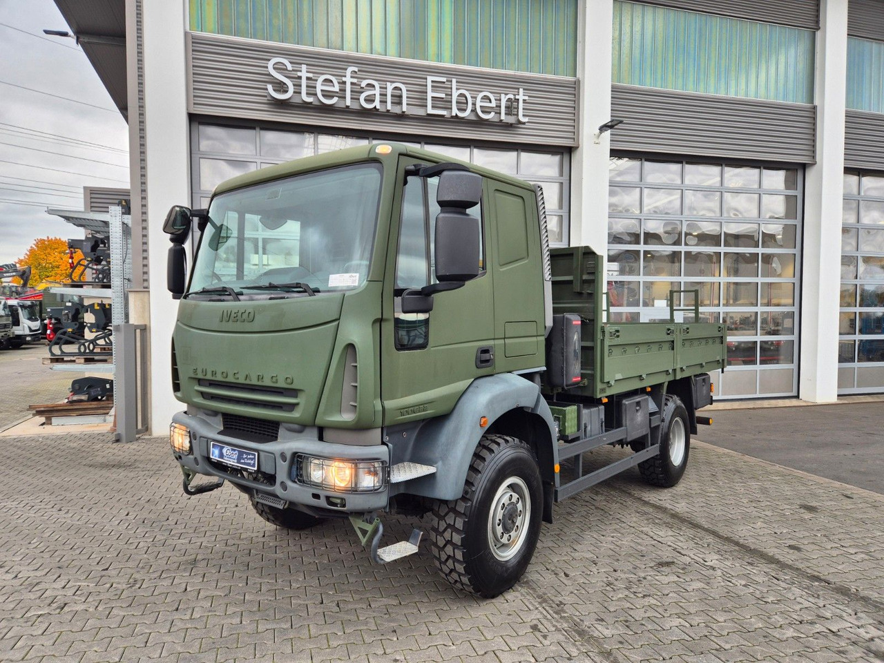 Iveco Eurocargo ML100E22WM-BW 4x4 Pritsche L-Haus Bett - Flakbil: bild 1 Iveco Eurocargo ML100E22WM-BW 4x4 Pritsche L-Haus Bett - Flakbil: bild 1