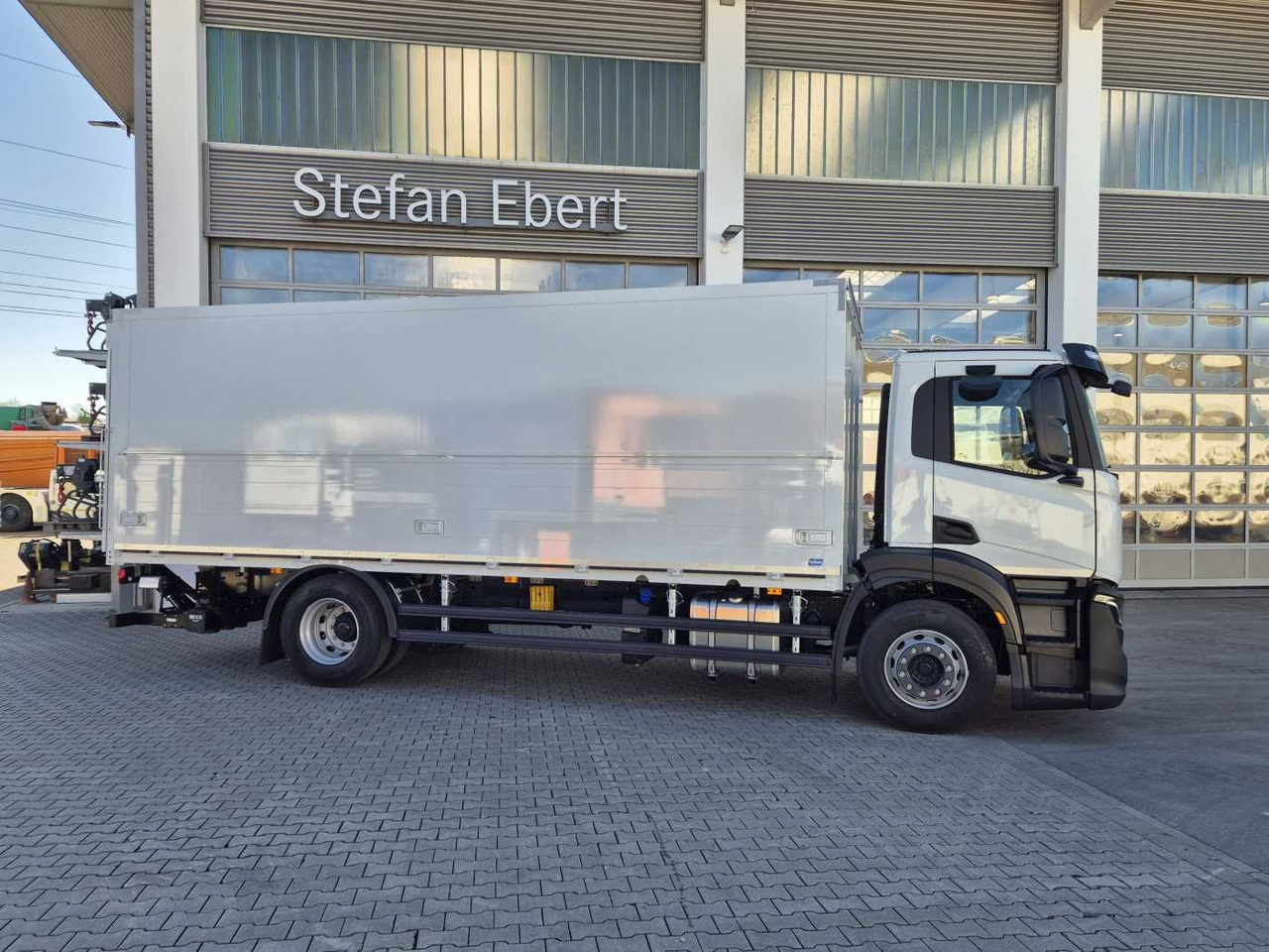 Iveco S-Way AD190S40/FP Böse Schwenkwand LBW 2x AHK - Dryckestransport lastbil: bild 4 Iveco S-Way AD190S40/FP Böse Schwenkwand LBW 2x AHK - Dryckestransport lastbil: bild 4