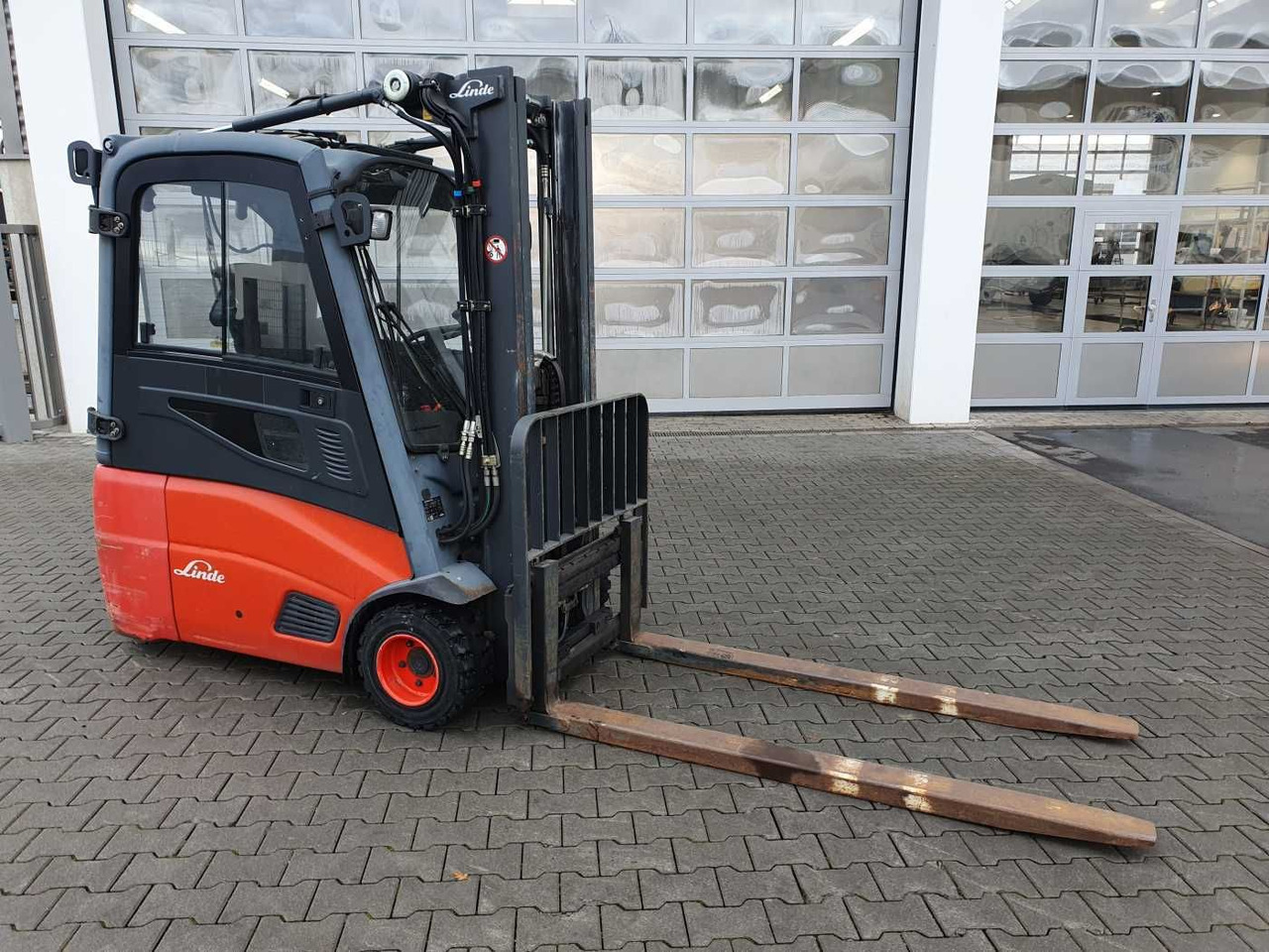 Linde E18 - 01 / Triplex: 4.50m! / SS / nur 5.672h! - Eltruck: bild 2 Linde E18 - 01 / Triplex: 4.50m! / SS / nur 5.672h! - Eltruck: bild 2