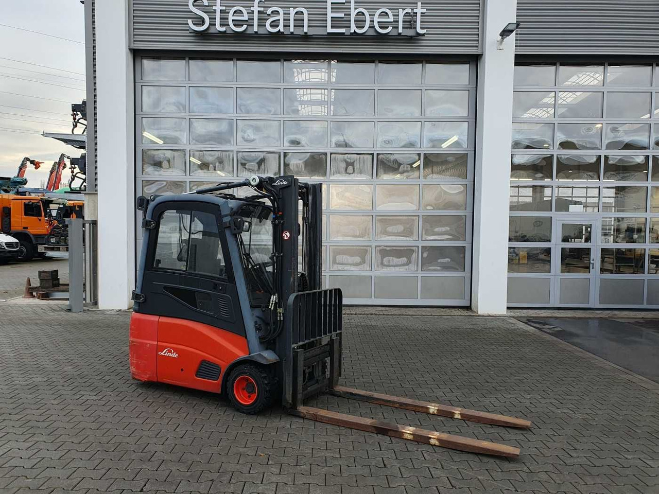 Linde E18 - 01 / Triplex: 4.50m! / SS / nur 5.672h! - Eltruck: bild 1 Linde E18 - 01 / Triplex: 4.50m! / SS / nur 5.672h! - Eltruck: bild 1