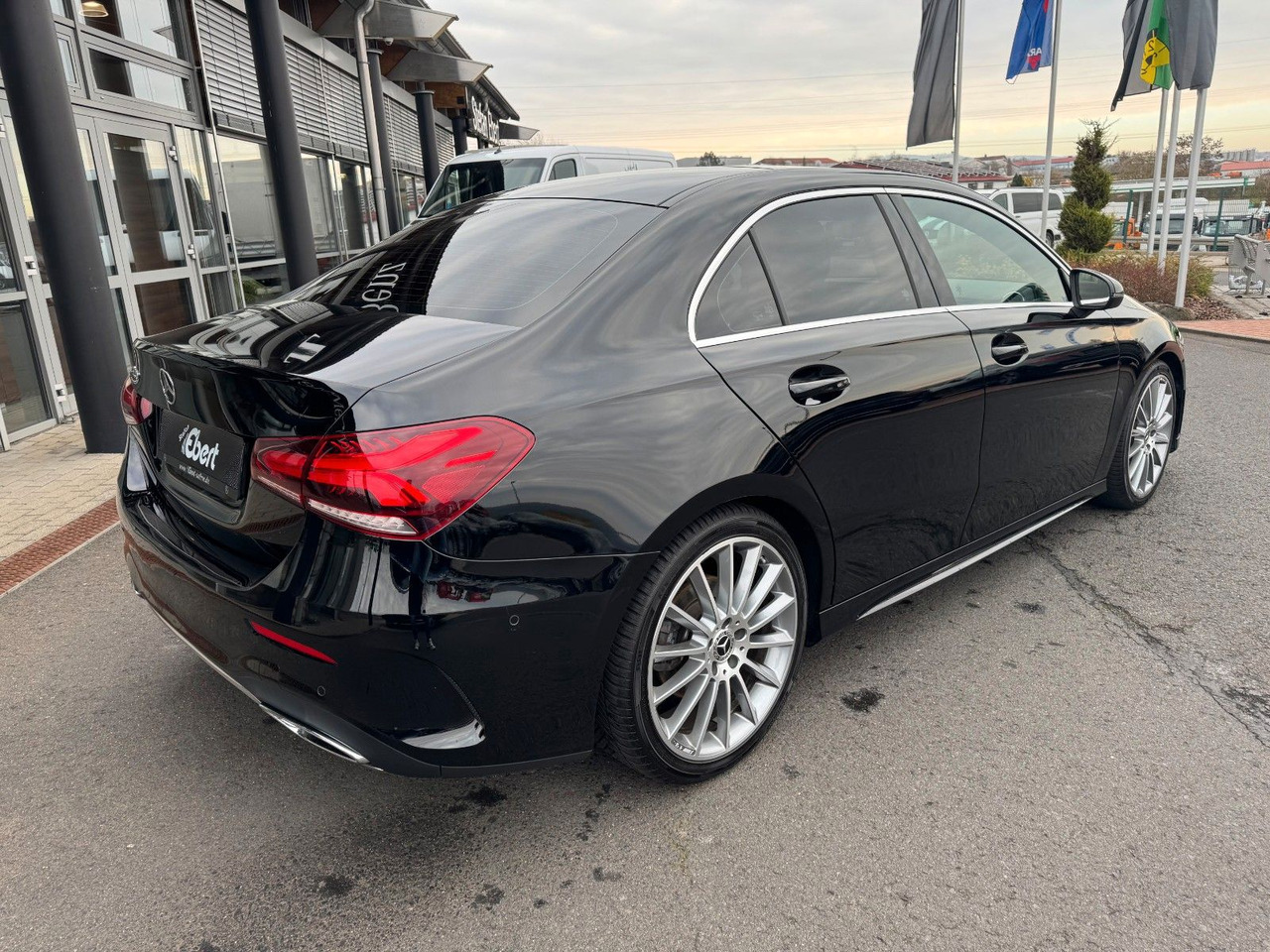 Mercedes-Benz A 200 AMG 19"+Ambiente+R-Kamera+Pano+LED+MBUX - Sedan: bild 4 Mercedes-Benz A 200 AMG 19"+Ambiente+R-Kamera+Pano+LED+MBUX - Sedan: bild 4