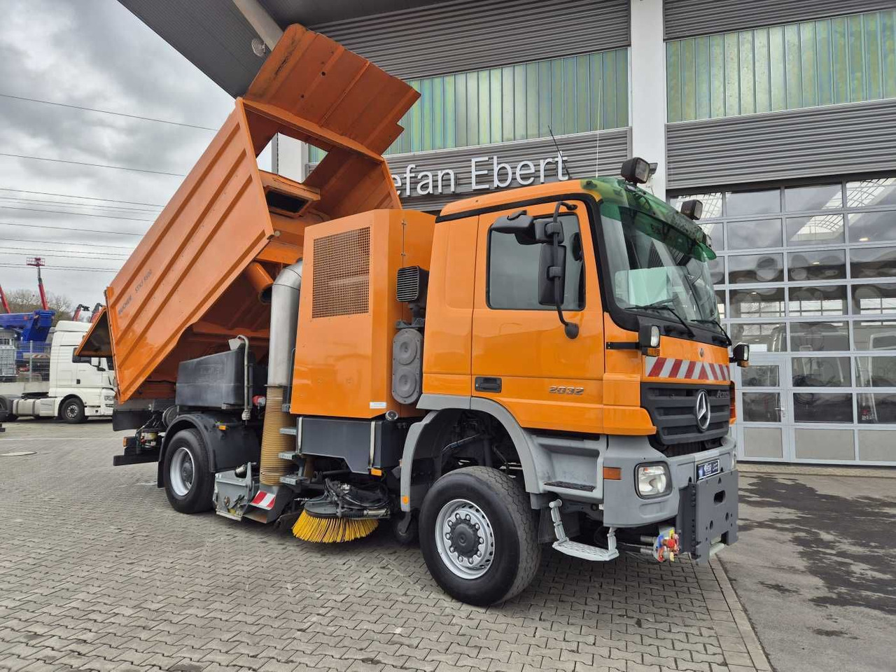 Mercedes-Benz Actros 2032 A 4x4 Bucher STKF 9500 Airport 30x - Sopmaskin: bild 2 Mercedes-Benz Actros 2032 A 4x4 Bucher STKF 9500 Airport 30x - Sopmaskin: bild 2