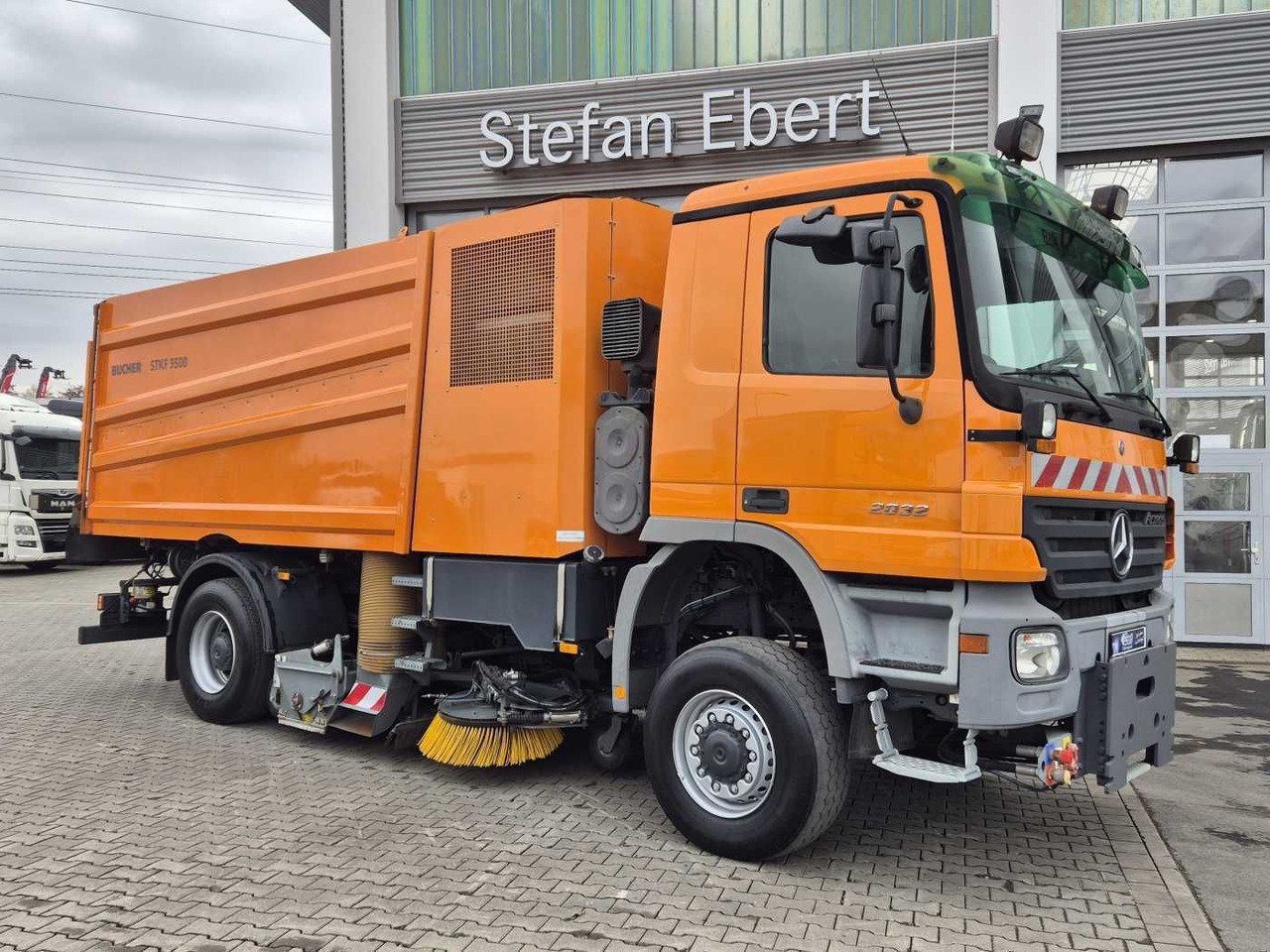 Mercedes-Benz Actros 2032 A 4x4 Bucher STKF 9500 Airport 30x - Sopmaskin: bild 4 Mercedes-Benz Actros 2032 A 4x4 Bucher STKF 9500 Airport 30x - Sopmaskin: bild 4