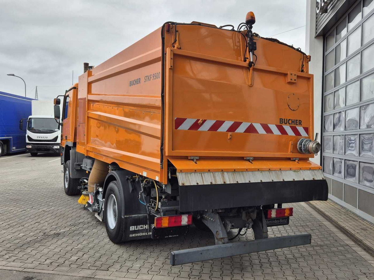 Sopmaskin Mercedes-Benz Actros 2032 A 4x4 Bucher STKF 9500 Airport 30x: bild 7 Sopmaskin Mercedes-Benz Actros 2032 A 4x4 Bucher STKF 9500 Airport 30x: bild 7