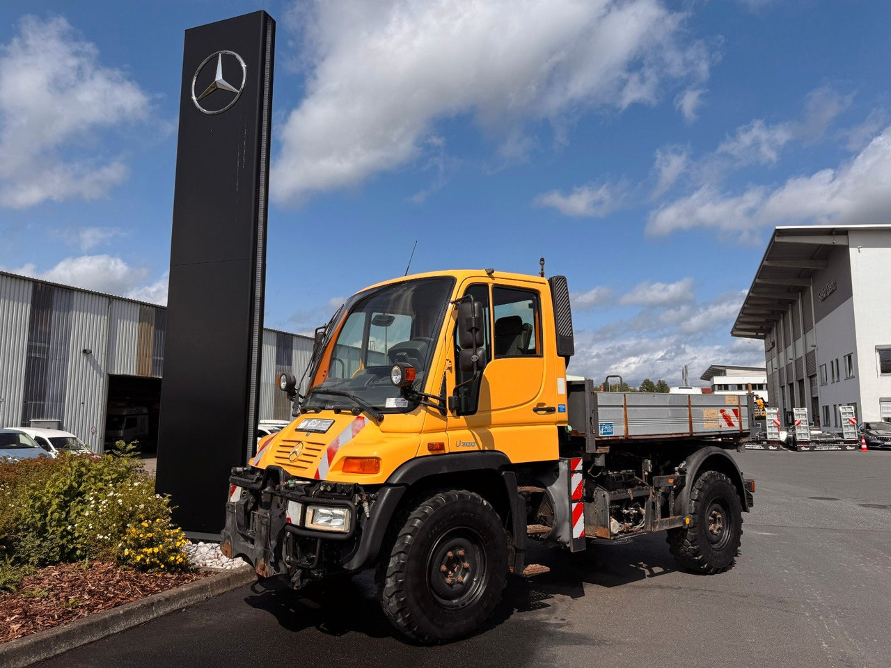 Mercedes-Benz Unimog U300 4x4 Vario-Pilot - Transportbil med flak: bild 1 Mercedes-Benz Unimog U300 4x4 Vario-Pilot - Transportbil med flak: bild 1