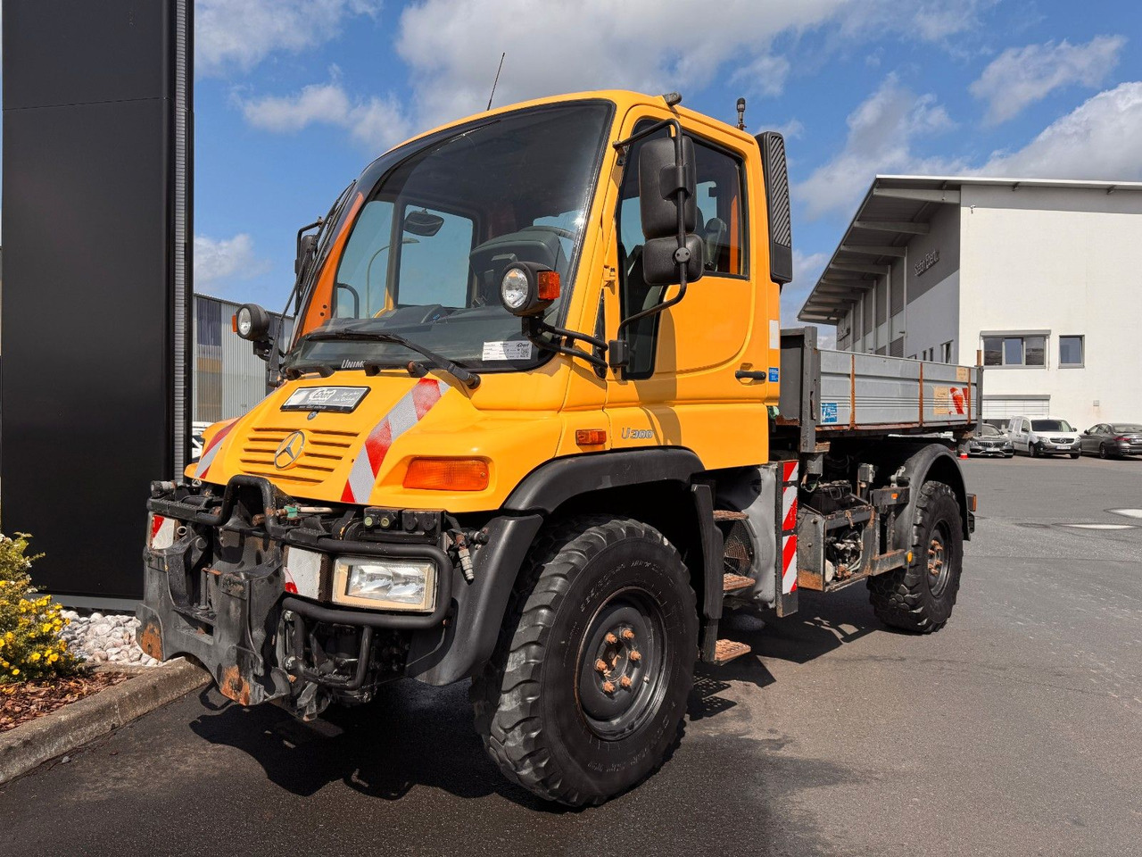 Mercedes-Benz Unimog U300 4x4 Vario-Pilot - Transportbil med flak: bild 2 Mercedes-Benz Unimog U300 4x4 Vario-Pilot - Transportbil med flak: bild 2