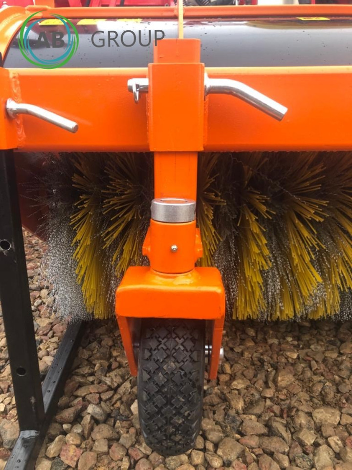 Pomarol tractor sweeper ZS250, 2,5 m - Sopaggregat för Utility/ Specialfordon: bild 3 Pomarol tractor sweeper ZS250, 2,5 m - Sopaggregat för Utility/ Specialfordon: bild 3