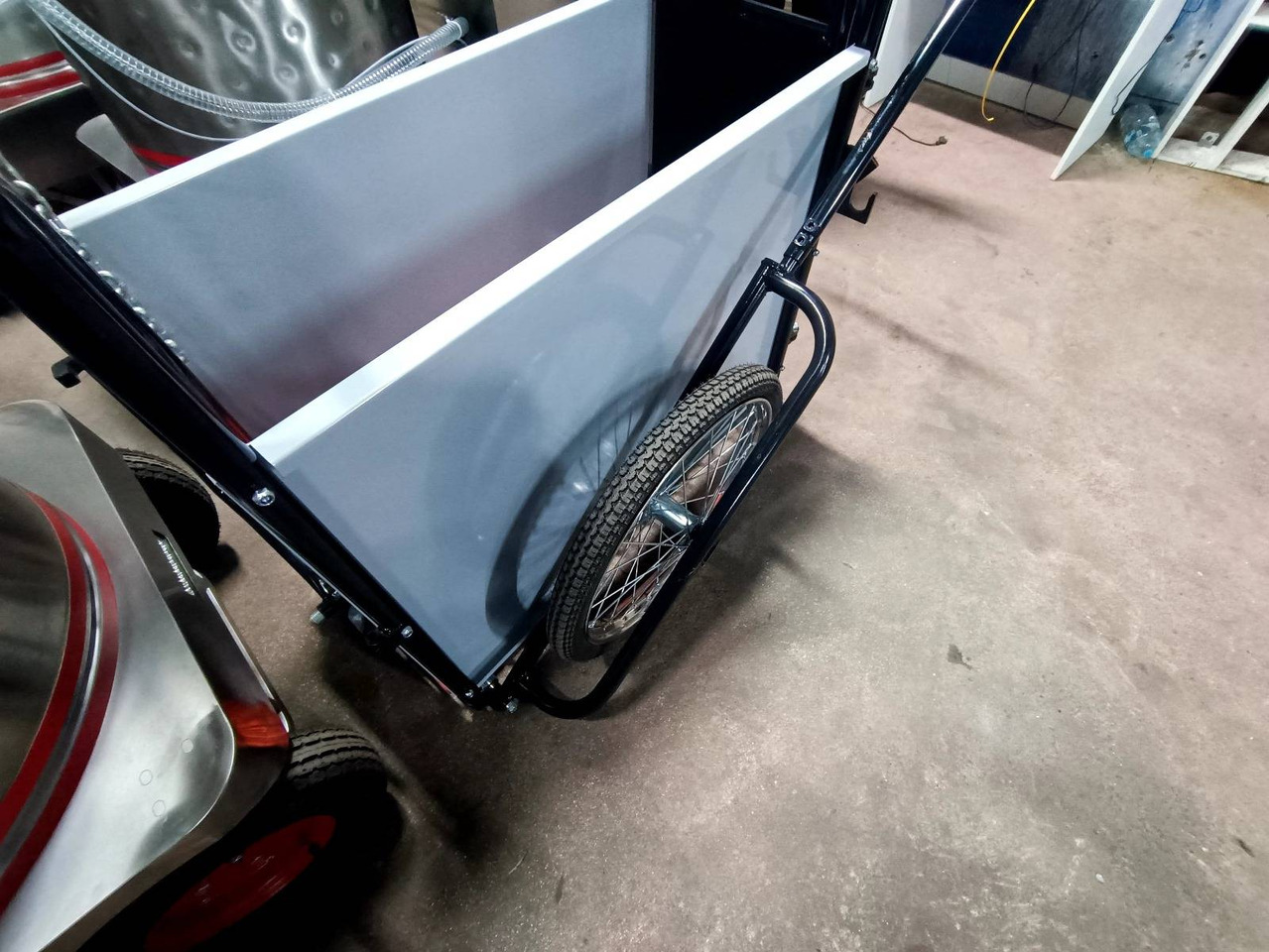 Wózek do przewozu cieląt - Utrustning för uppfödnings: bild 2 Wózek do przewozu cieląt - Utrustning för uppfödnings: bild 2