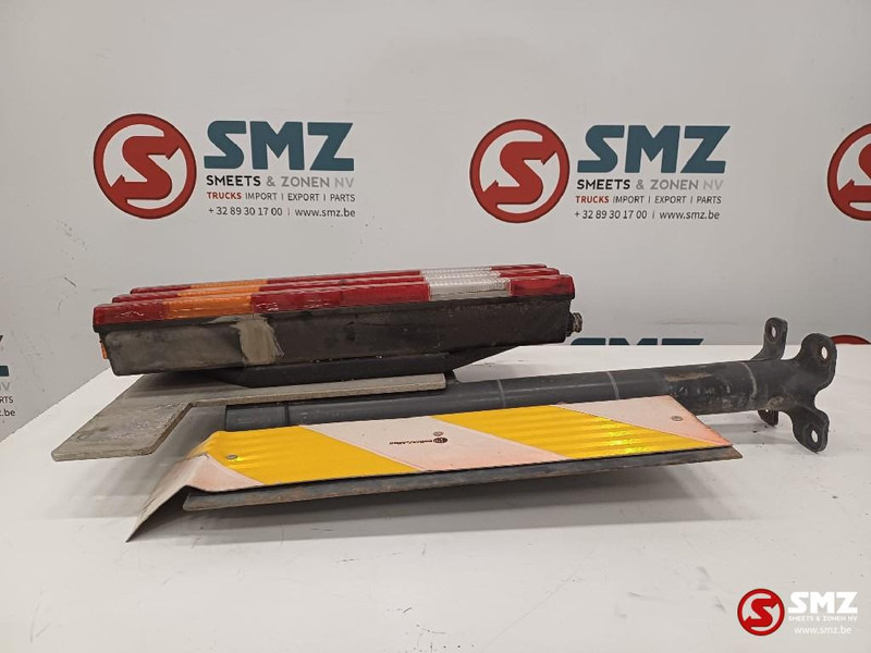 Mercedes-Benz Occ achterlicht rechts met steun Mercedes - Bakljus för Lastbil: bild 2 Mercedes-Benz Occ achterlicht rechts met steun Mercedes - Bakljus för Lastbil: bild 2