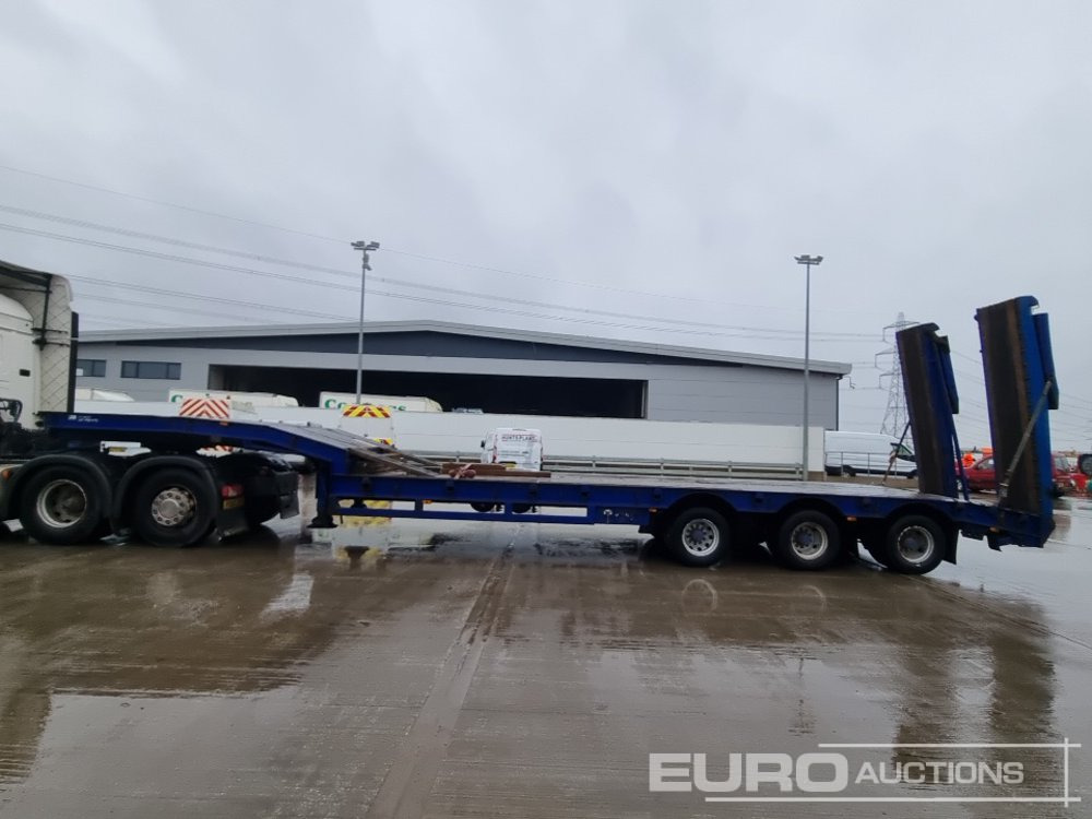 2005 Tirsan Tri Axle Step Frame Low Loader Trailer, Neck Ramps, Out Riggers, Hydraulic Flip Toe Ramps - Låg lastare semitrailer: bild 2 2005 Tirsan Tri Axle Step Frame Low Loader Trailer, Neck Ramps, Out Riggers, Hydraulic Flip Toe Ramps - Låg lastare semitrailer: bild 2