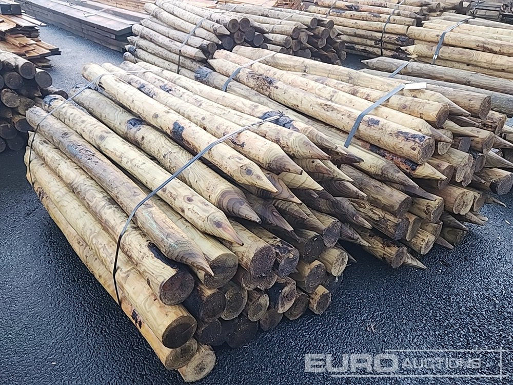 Bundle of Timber Posts (2 of) - Lantbruksmaskiner: bild 2 Bundle of Timber Posts (2 of) - Lantbruksmaskiner: bild 2