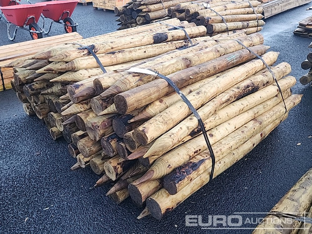 Bundle of Timber Posts (2 of) - Lantbruksmaskiner: bild 1 Bundle of Timber Posts (2 of) - Lantbruksmaskiner: bild 1