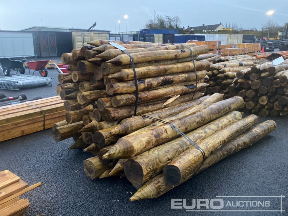 Bundle of Timber Posts (3 of) - Lantbruksmaskiner: bild 1 Bundle of Timber Posts (3 of) - Lantbruksmaskiner: bild 1