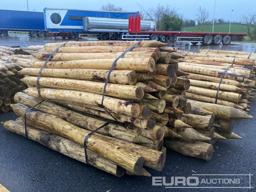 Bundle of Timber Posts (3 of) - Lantbruksmaskiner: bild 2 Bundle of Timber Posts (3 of) - Lantbruksmaskiner: bild 2