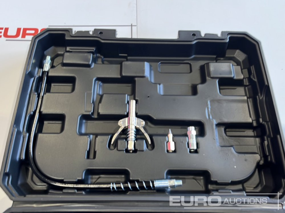 Unused Boss 21 Volt Lithium Battery Cordless Grease Gun, 2 Batteries, Charger, Case, Shoulder Strap, Extension Pieces and Fittings - Entreprenadutrustning: bild 4 Unused Boss 21 Volt Lithium Battery Cordless Grease Gun, 2 Batteries, Charger, Case, Shoulder Strap, Extension Pieces and Fittings - Entreprenadutrustning: bild 4