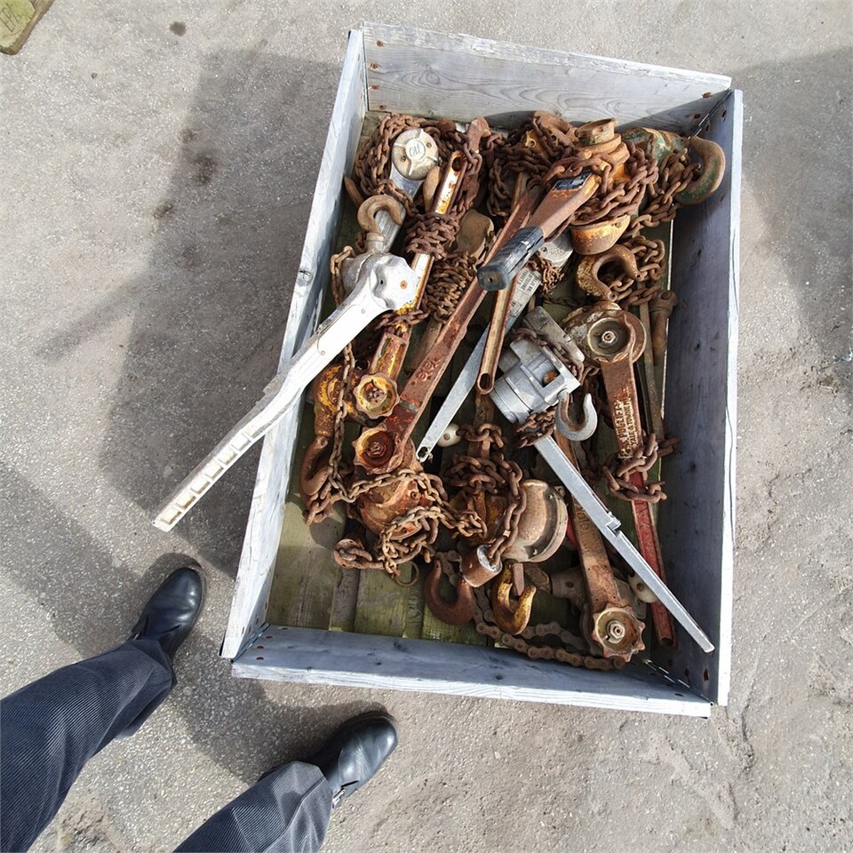 ABC 3 stk. paller med diverse kæder og taljer - Entreprenadutrustning: bild 2 ABC 3 stk. paller med diverse kæder og taljer - Entreprenadutrustning: bild 2