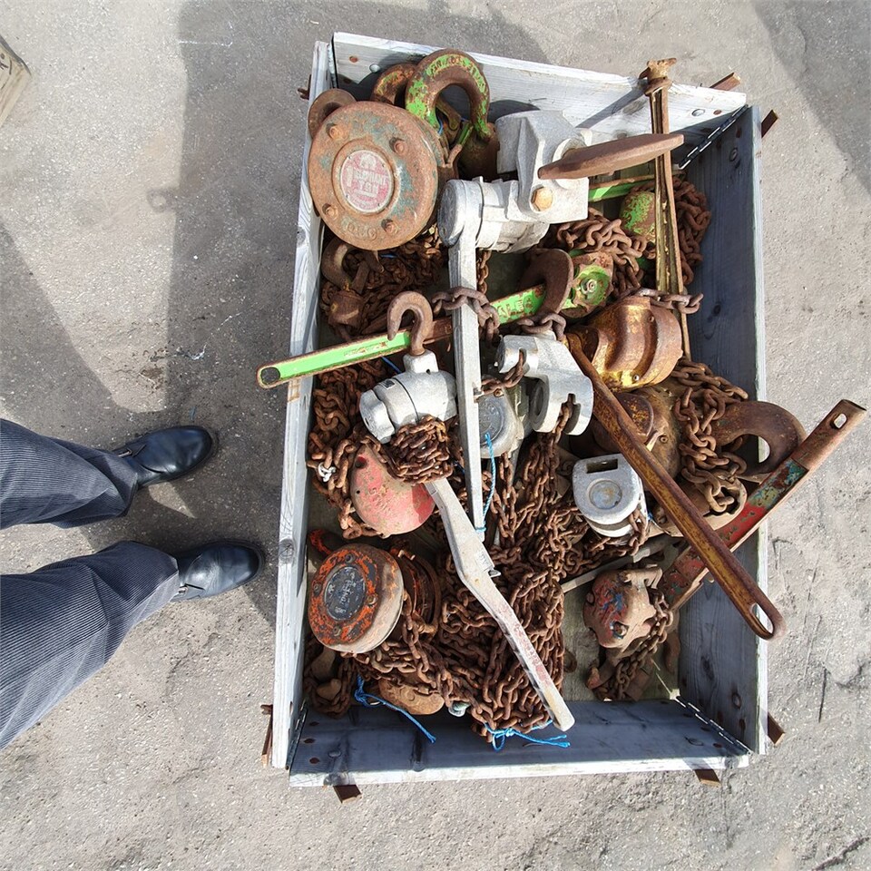 ABC 3 stk. paller med diverse kæder og taljer - Entreprenadutrustning: bild 1 ABC 3 stk. paller med diverse kæder og taljer - Entreprenadutrustning: bild 1