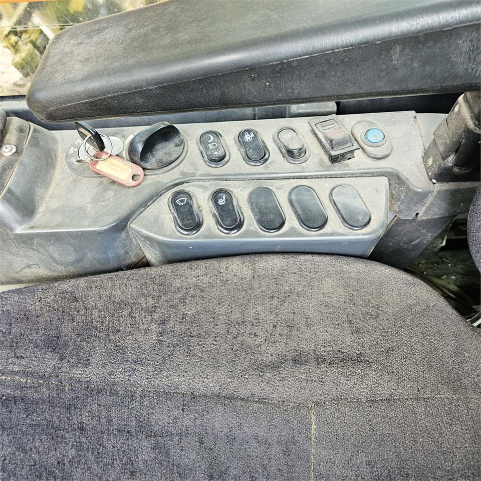 Bandgrävare Komatsu PC240LC-8: bild 12