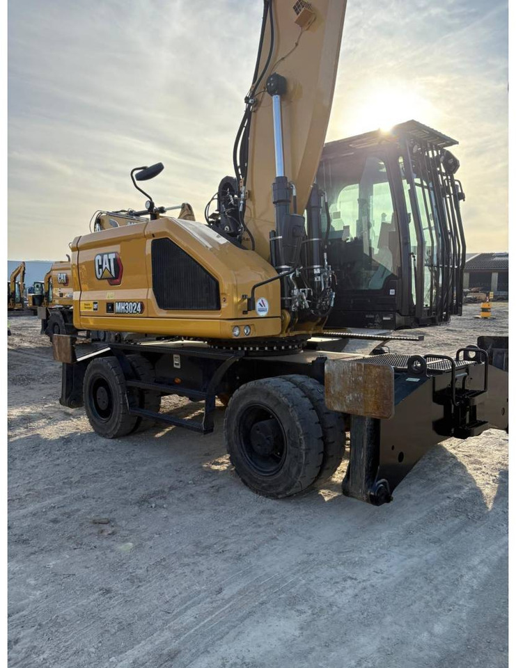 CAT MH3024 - Grävmaskin på däck: bild 2 CAT MH3024 - Grävmaskin på däck: bild 2